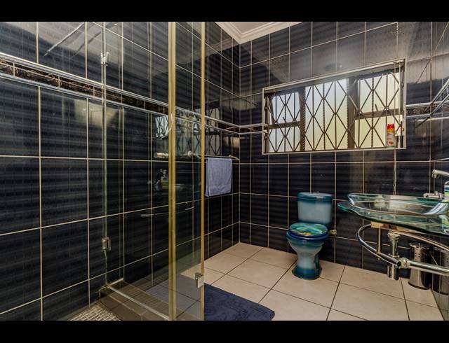 6 BEDROOM FREESTANDING FOR SALE IN VORNA VALLEY